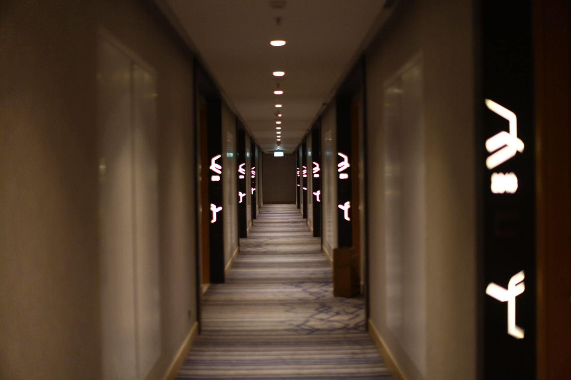 Four Points By Sheraton Surabaya, Tunjungan Plaza Buitenkant foto